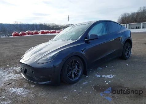 2024 Tesla Model Y Long Range Dual Motor All-Wheel Drive/Rwd z USA, uszkodzony, nr VIN 7SAYGDEDXRF108516